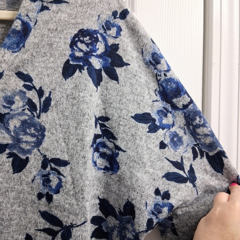 By & By Sweater Blue Roses Gray Background Size Large - Picture 6 of 14